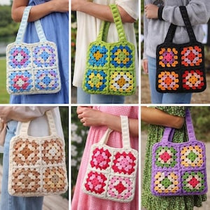 Może przedstawiać: Sześć szydełkowych toreb typu tote, każda z wzorem granny square. Torby prezentują różnorodne kolory, w tym niebieski, zielony, czarny, beżowy, różowy i fioletowy, z kontrastującymi wzorami kwiatowymi. Torby mają pasujące uchwyty.