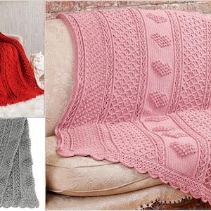 Può includere: Una collezione di coperte lavorate a maglia in vari colori. Una è rosso vibrante, un'altra rosa tenue con motivi a forma di cuore e la terza è grigio tenue. Ogni coperta presenta trame e disegni intricati, perfetti per l'arredamento della casa.