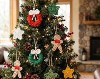 Könnte beinhalten: Ein Weihnachtsbaum geschmückt mit verschiedenen Häkelornamenten. Die Verzierungen umfassen Sterne, Kränze und Lebkuchenmännchen in Rot, Grün, Weiß und Gelb. Der Baum ist mit Tannenzapfen und Lichtern geschmückt und sorgt für eine festliche Atmosphäre.