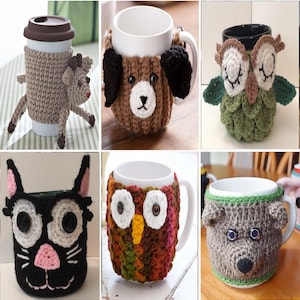 Op de afbeelding: Een verzameling gehaakte mokhoezen met verschillende dierenontwerpen. De hoezen tonen een rendier, hond, uil, kat en beer, elk met unieke kenmerken. De tekst "Crochet Mug Cozy" en "Cute Animal Cup Cozies" is zichtbaar.