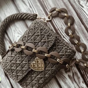 This crochet pattern contains instruction with step-by-step on how to make the woman handbag.
