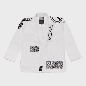 Könnte beinhalten: Weißer Kampfsportanzug mit schwarzem Grafiktext und Logos. Der Anzug zeigt den Text "SHOW ROLL" auf der Schulter und "RVCA" auf der Brust. Zusätzliche grafische Designs befinden sich auf der Vorderseite und im unteren Bereich der Jacke.