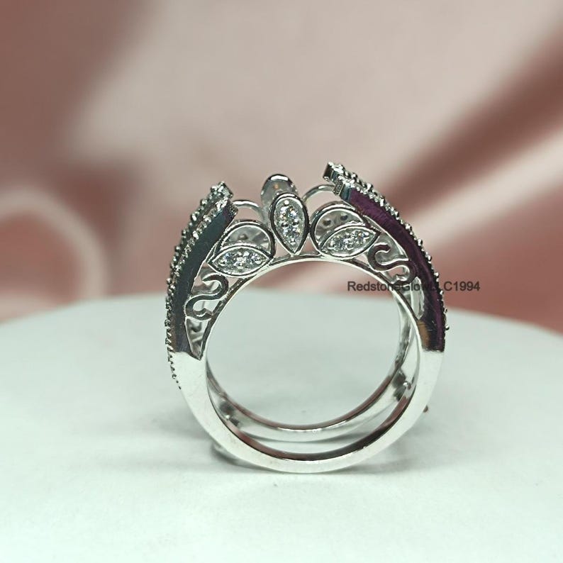 Puede incluir: Un engaste de anillo de plata con un delicado dise&ntilde;o floral y peque&ntilde;as piedras transparentes. El engaste est&aacute; abierto en el centro para sujetar una piedra central m&aacute;s grande.