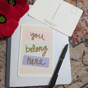 Postal "Perteneces aquí", envío de amor, ánimo, correo postal, correo feliz, papelería, regalo para amigos, salud mental, dibujo a mano