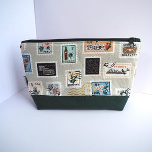 Custodia in tela con cerniera grande, timbri in carta marrone e verde Rifle Paper Co. Bon voyage travel