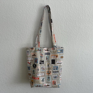 Borsa tote riutilizzabile in tela Rifle Paper Co Stamps Bon Voyage travel Beige