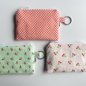 Monedero y tarjetero con cremallera y llavero, diseño de cerezas, cuadros vichy, rosa, rojo y turquesa.