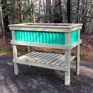 Herunterladbare Holzbearbeitungspläne - Großer erhöhter Gartenpflanzer mit PVC-Seiten. Illustrierte Pläne mit Fotos!