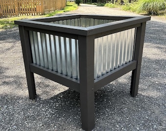 Planos de carpintería descargables: jardinera elevada con estructura de madera y laterales de metal. ¡Planos ilustrados con fotos!