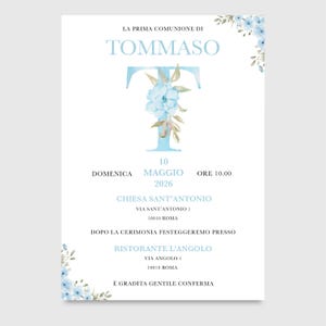 Può includere: Un biglietto d'invito azzurro per la Prima Comunione. Il biglietto presenta il nome "TOMMASO" in azzurro, con una "T" floreale. Sono inclusi anche la data e l'ora, insieme al luogo e una richiesta di conferma.