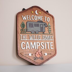 パーソナライズされたキャンプ場の看板：カスタムファミリーネームキャンピングカーの装飾、パーソナライズされたキャンプの看板 • 木製キャンプの看板、30ドル以下のRVギフト