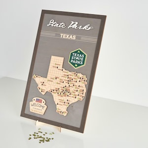 Carte de voyage en bois LEMAP des parcs d'État du Texas aux États-Unis avec des arbres pour enregistrer les visites dans les parcs (gris clair)