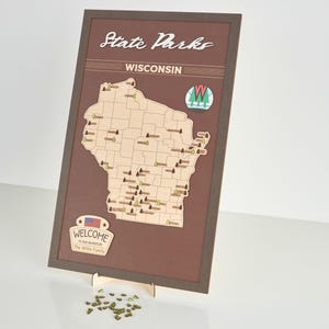 LEMAP US Mapa de viaje de madera de los parques estatales de Wisconsin con árboles para registrar las visitas (café)