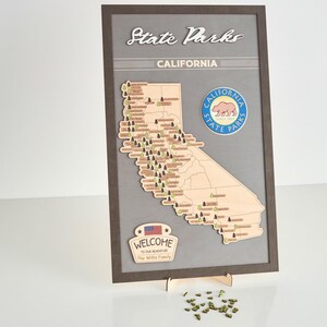 Carte de voyage en bois LEMAP des parcs d'État de Californie avec des arbres pour enregistrer les visites dans les parcs (gris clair)