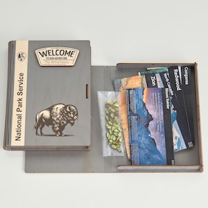 LECAP US National Park Map Aufbewahrungsbox aus Holz (Schild mit Bison) National Park Map Binder