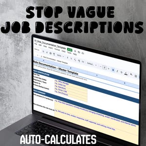 Puede incluir: Una computadora portátil muestra una hoja de cálculo titulada "Role Documentation - Master Template". El texto en la pantalla incluye "Office Manager" y "Operations". La imagen también presenta el texto "STOP VAGUE JOB DESCRIPTIONS" y "AUTO-CALCULATES HOURS PER MONTH."