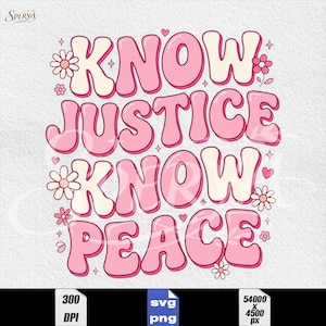 Puede incluir: Diseño gráfico rosa y blanco con las palabras "KNOW JUSTICE KNOW PEACE" en una fuente retro. El diseño incluye flores, corazones y estrellas. La imagen es un archivo digital.