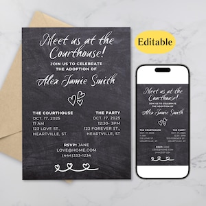 Könnte beinhalten: Eine Einladung mit dem Text "Meet us at the Courthouse!" in weißer Schrift auf dunklem Grauton. Die Einladung enthält Details für eine Adoptionsfeier, mit einer passenden digitalen Version auf einem Smartphone.