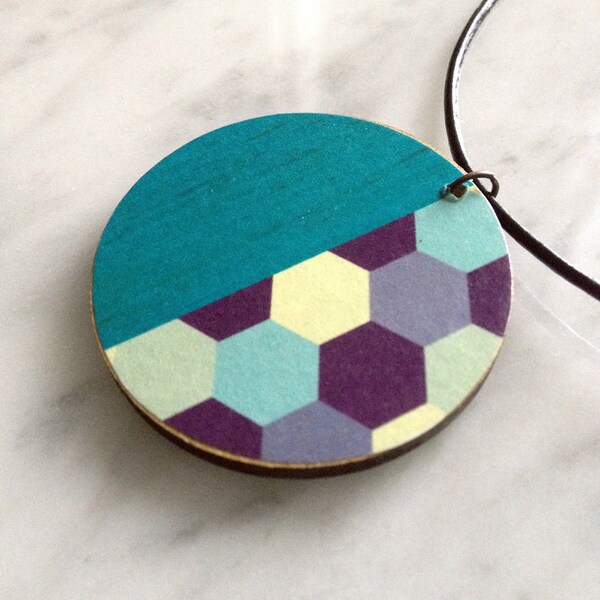 Accessoire de mode, pendentif en bois, cordon en cuir, motif hexagonal avec turquoise, lilas, menthe, sauge, citron pâle, style 14