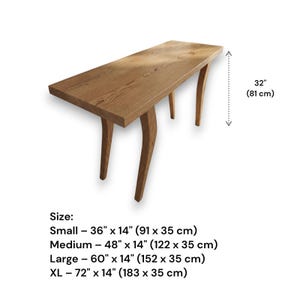 Op de afbeelding: Houten console met een lichtbruine afwerking. De tafel heeft een rechthoekig blad en gebogen poten. De hoogte is 81 cm. Beschikbare maten: Small - 91 x 35 cm, Medium - 122 x 35 cm, Large - 152 x 35 cm, XL - 183 x 35 cm.