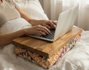 Vassoio per laptop in legno massello di quercia, personalizzato e realizzato a mano, con cuscino, ideale per lavorare da casa, a letto o sul divano.