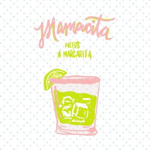 Puede incluir: Ilustración de un vaso de margarita con hielo y una rodaja de lima. El vaso está delineado en rosa y lleno de líquido verde. El texto "Mamacita Needs A Margarita" está escrito en rosa y verde, sobre un fondo estampado.