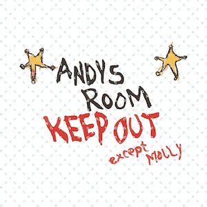 Puede incluir: Un diseño caprichoso con el texto "ANDY'S ROOM KEEP OUT except Molly" en un estilo manuscrito. El diseño incluye dos estrellas de sheriff amarillas y un fondo estampado.