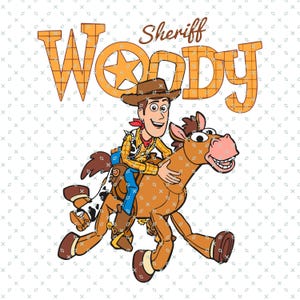 Puede incluir: Ilustración de dibujos animados del Sheriff Woody de Toy Story montado en un caballo marrón. Las palabras "Woody" y "Sheriff" están encima de los personajes. Woody lleva sombrero de vaquero, chaleco y vaqueros azules. El caballo tiene boca rosa y está al galope.