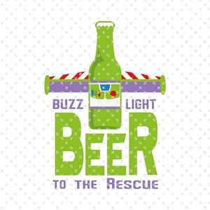 Puede incluir: Botella de cerveza verde y blanca con una franja roja y blanca en la parte superior. La botella está etiquetada como "Buzz Lightyear Beer" y tiene el texto "To the Rescue" debajo.