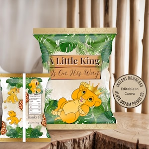 Op de afbeelding: Een printbaar ontwerp voor een feesttas met een cartoon-leeuwenwelpje dat een kroon draagt en de tekst "A Little King Is On His Way". Het ontwerp bevat groene bladeren en een gouden rand.