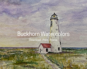 Puede incluir: Pintura acuarela de un faro blanco con techo rojo, de pie en un campo de hierba verde bajo un cielo nublado. El texto "Buckhorn Watercolors" y "Download. Print. Frame." está debajo del faro.