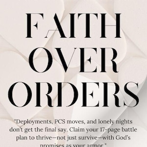 Może przedstawiać: Motywujący cytat o wierze ponad rozkazami, z tekstem "FAITH OVER ORDERS" w pogrubionych czarnych literach na białym tle. Cytat brzmi: "Wdrożenia, przeprowadzki PCS i samotne noce nie mają ostatniego słowa. Odzyskaj swój 17-stronicowy plan bitwy, aby rozwijać się, a nie tylko przetrwać, z obietnicami Boga jako zbroją." Tekst "GRACE&ORDEREFAITH" znajduje się w górnej części obrazu, a tekst "Created With Love By: Britt Jones www.graceandorderedfaith.com" znajduje się w dolnej części obrazu.