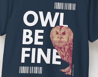 Puede incluir: Una camiseta azul marino de manga corta con un estampado gráfico de un búho marrón. El texto "OWL BE FINE" está impreso en letras mayúsculas blancas grandes junto al búho. Dos gráficos de código de barras blancos aparecen arriba y abajo.