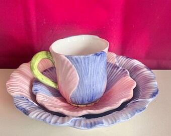 Juego de 3 tazas y platos de cerámica vintage con diseño floral: mayólica pintada a mano, juego de té con flores rosas y moradas.