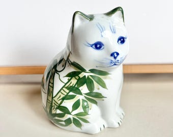 Vintage keramisch kattenbeeldje: handgeschilderd bamboeontwerp, Cottagecore-decor