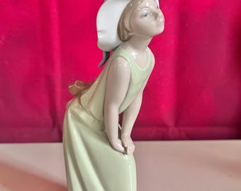 Lladro Figurine #5009 | ‘Curious Girl with Straw Hat’ | Collectible Spanish Sculpture. Cute girl with a beautiful hat leaning forward.