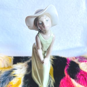 Lladro Figurine: Curious Girl with Straw Hat, Porcelain #5009