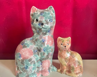 Vintage Park Rose Mutter und Kätzchen Katzenfiguren - Handgefertigte Keramikkatzen, Pastellblumenmuster, hergestellt in England