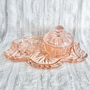 Juego de bandeja de tocador vintage de cristal rosa con diseño de la Depresión: tarro con tapa y plato para baratijas