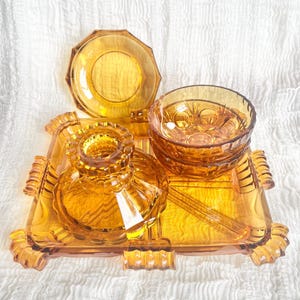 Vintage amberkleurige glazen kaptafel | Art-deco dienblad, schalen en kandelaar| Antiek kaptafeldecor | Verzamelglaswerk