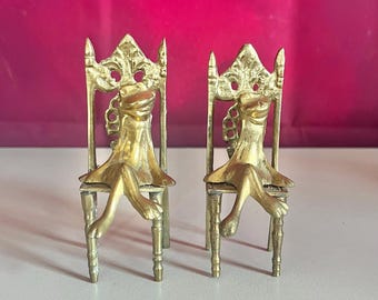Vintage Brass Frog Pair on Ornate Chairs – Whimsical Shelf Decor, Solid Brass Figurines