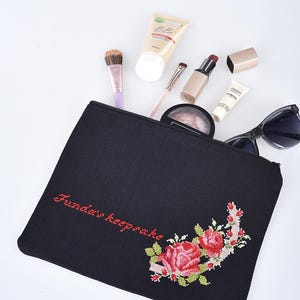 Bolsa de maquillaje personalizada con rosas bordadas a mano: regalo para dama de honor, neceser para cosméticos y artículos de aseo personal.
