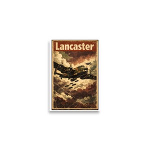 Pode incluir: Cartaz vintage com um bombardeiro Lancaster lançando bombas sobre um céu nublado. A palavra "Lancaster" é exibida em uma faixa marrom. O cartaz tem uma aparência envelhecida e desgastada.