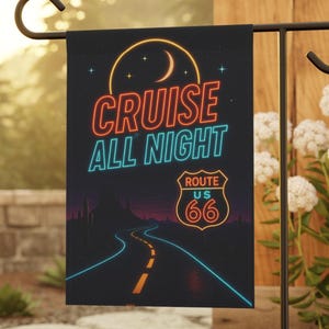 以下が含まれることがあります： 「CRUISE ALL NIGHT」のネオン風テキストとルート66の標識が描かれた黒いガーデンフラッグ。三日月と星の下、砂漠の風景の中を走る道路がデザインされています。旗は屋外に飾られています。