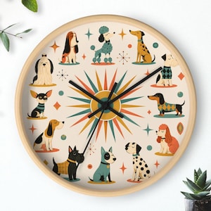 Könnte beinhalten: Runde Wanduhr mit hellem Holzrahmen. Das Zifferblatt zeigt einen cremefarbenen Hintergrund mit Illustrationen verschiedener Hunderassen. Die Hunde sind um ein zentrales Sonnenstrahl-Design mit schwarzen Zeigern angeordnet.