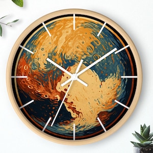 以下が含まれることがあります： 明るい木製フレームの丸い壁掛け時計。文字盤は、オレンジ、青、クリーム色を基調とした抽象的なデザインで、惑星や天体を連想させます。白い針とマーカーが時刻を示しています。
