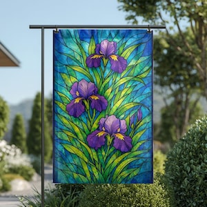 Peut inclure: Un drapeau de jardin avec un motif de vitrail représentant des fleurs d'iris violettes avec des accents jaunes et des feuilles vertes sur fond bleu. Le drapeau est présenté sur un support en métal noir.