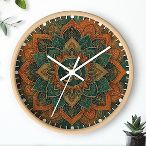 Pode incluir: Relógio de parede redondo com moldura de madeira clara. O mostrador apresenta um design de mandala detalhado em tons de verde-azulado, laranja e dourado. Ponteiros e marcadores de minutos brancos. Um item decorativo para casa, com cerca de 30 cm de diâmetro.