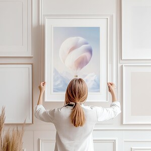 Floating Pillars Surreale Wandkunst - Boho Japandi Architektur Druck, Neutrales digitales Poster für Büro oder Schlafzimmer Dekor