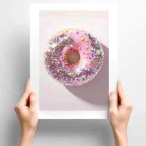 Könnte beinhalten: Ein rosa glasierter Donut mit bunten Streuseln und einem Discokugel-Design. Der Donut wird in einem weißen Rahmen gehalten, wodurch ein lustiges und verspieltes Bild entsteht. Das Bild ist ein kreatives und auffälliges Kunstwerk.